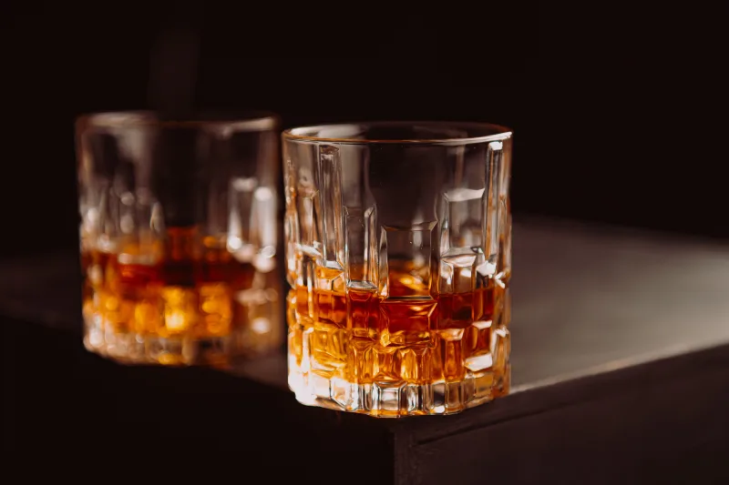 低光環境中的酒杯象徵飲酒與用藥交互作用風險